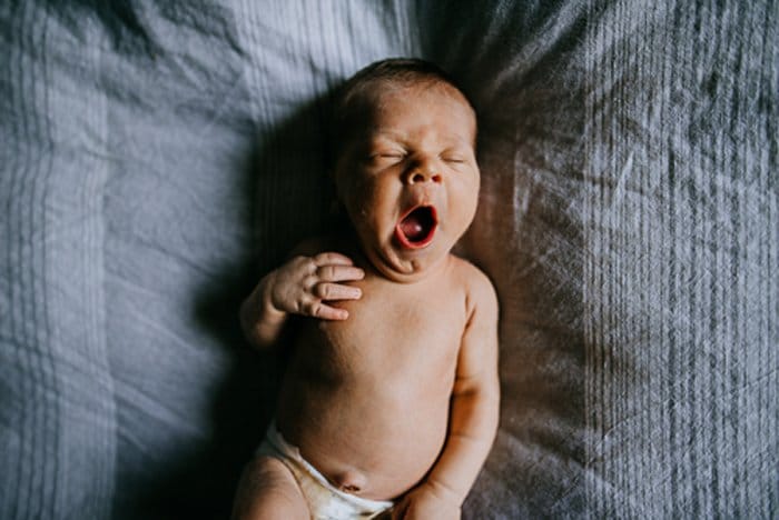 Un bebé recién nacido en una manta