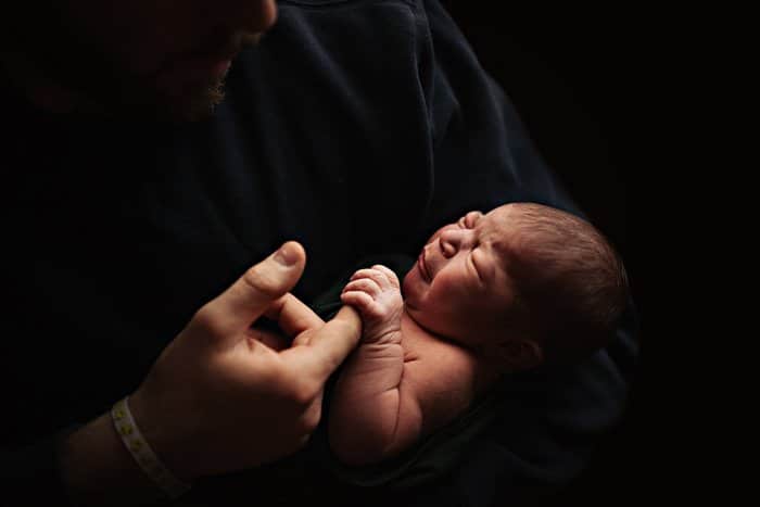 Un bebé recién nacido retenido por su padre