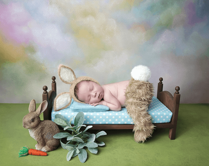Un bebé recién nacido posó con un traje de conejito.