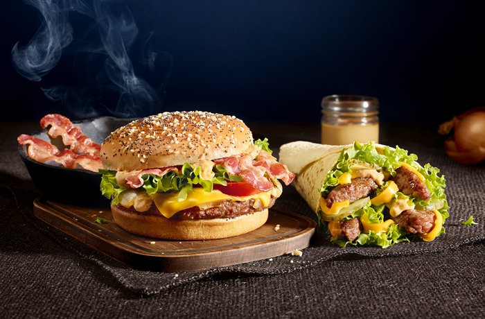 envoltura de hamburguesa y carne en un ambiente rústico