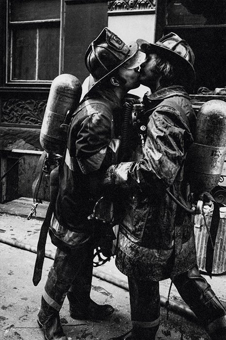 Dos bomberos del FDNY se abrazan después de un 'incendio de cinco alarmas', ciudad de Nueva York, 1976. Foto de Jill Freedman