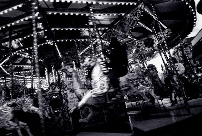 Una foto en blanco y negro de un carrusel de Daidō Moriyama