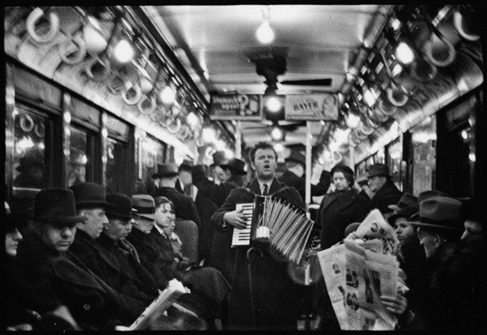 Una foto en blanco y negro de un músico tocando en un tren por Walker Evans