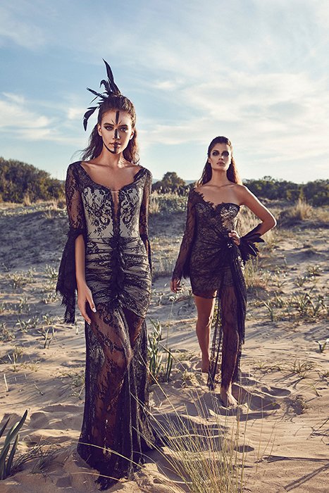 Foto de dos modelos en vestidos de encaje negro al aire libre