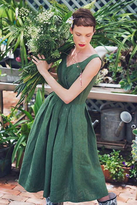 Foto de una modelo vestida con plantas verdes