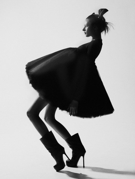Un sorprendente retrato en blanco y negro de una modelo femenina: inspiración para la fotografía de moda