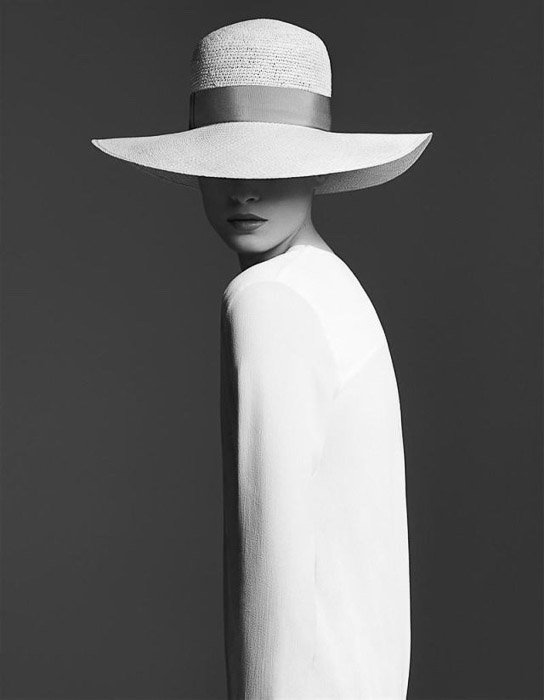 Un sorprendente retrato en blanco y negro de una modelo femenina: inspiración para la fotografía de moda
