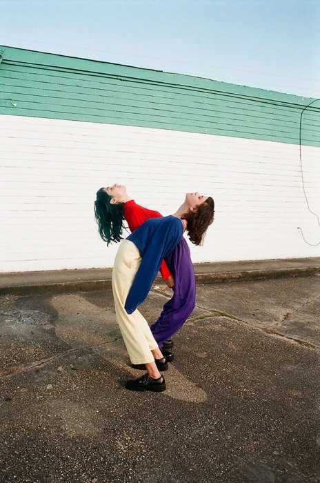 Dos modelos femeninas posando al aire libre por Arielle Bobb Willis