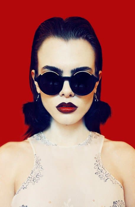 Impresionante retrato de una modelo femenina con gafas de sol: ideas de fotografía de moda
