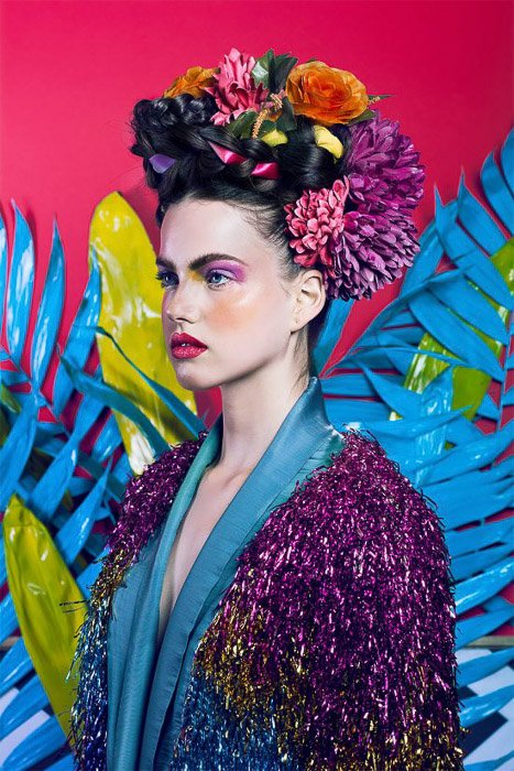 Retrato brillante de una modelo femenina usando iluminación bisexual - ideas de fotografía de moda