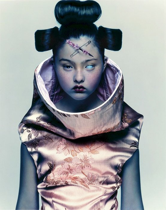 Un retrato surrealista de una modelo femenina como una geisha futurista por Nick Knight