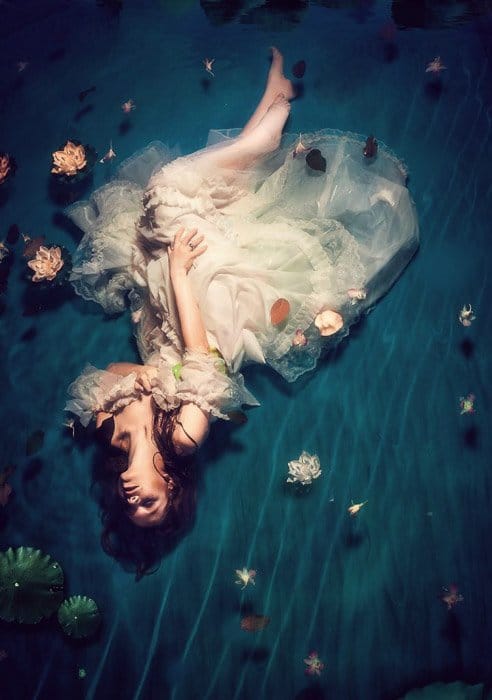 Una foto de moda editorial de una modelo femenina posando en el interior del agua - tipos de fotografía de moda