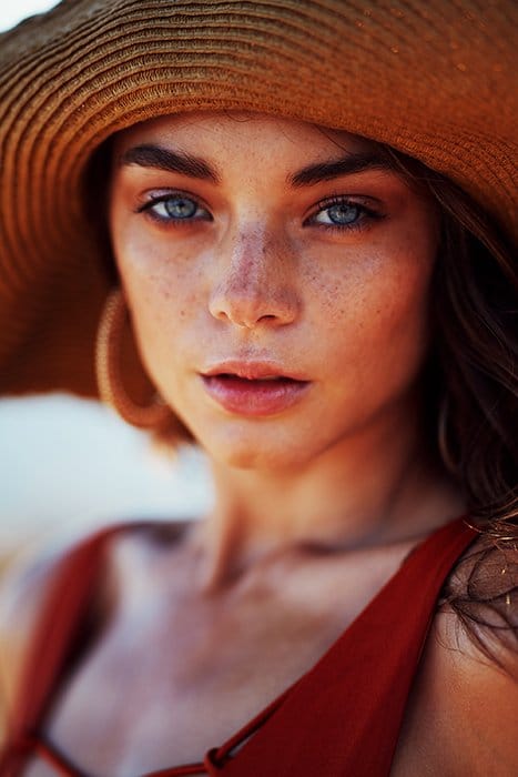 Un impresionante retrato de una modelo femenina con un sombrero para el sol - retrato de rostro femenino