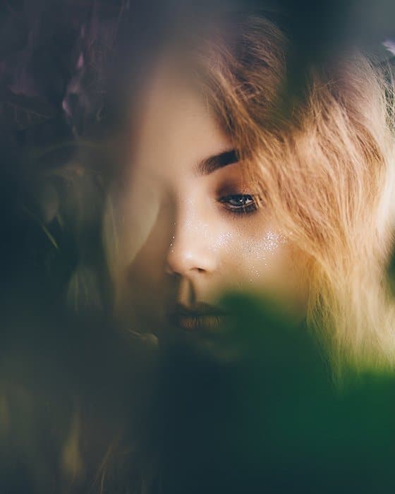 Retrato de ensueño de una modelo rubia rodeada de sombras y luz de colores: cómo fotografiar el rostro femenino