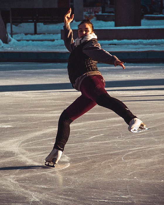 Genial fotografía de patinaje sobre hielo de una patinadora girando sobre el hielo
