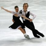 Hermosa fotografía de patinaje artístico de una pareja bailando sobre el hielo