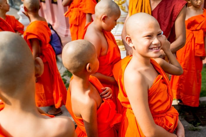 Un grupo de jóvenes monjes novicios sonriendo