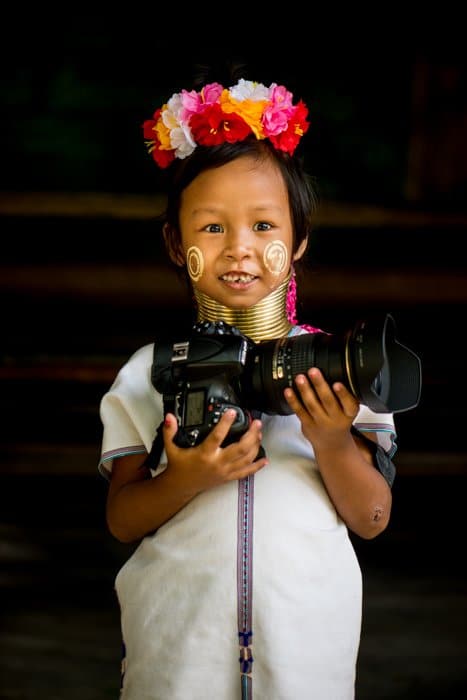 Una joven karen sosteniendo una gran cámara réflex digital