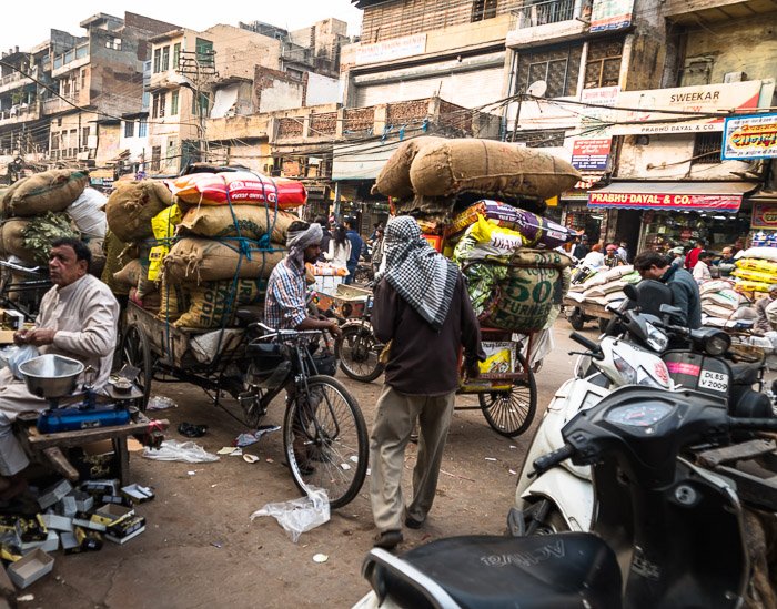 Una calle muy transitada en el mercado de las especias de Delhi, India.