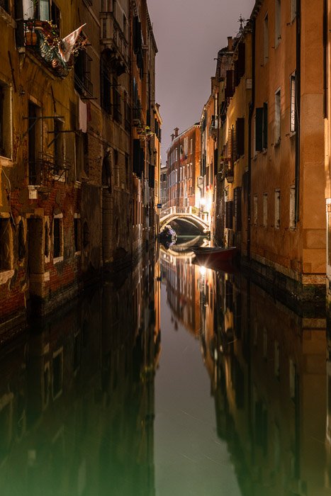 Amplia escena del puente veneciano y el canal por la noche.