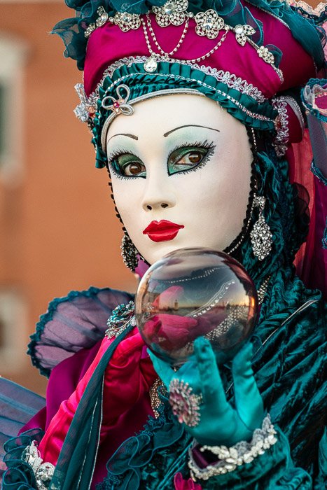 Close-up de disfraz enmascarado en el Carnaval de Venecia.