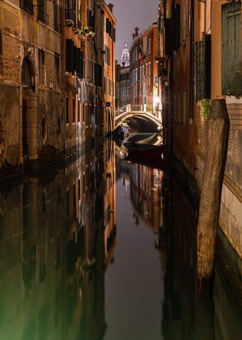 Cultivo más cercano del canal veneciano por la noche.