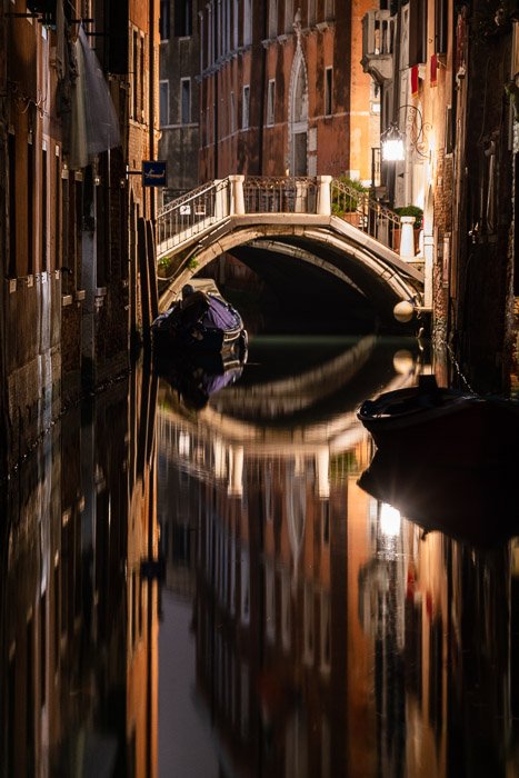Cosecha final del canal veneciano por la noche.