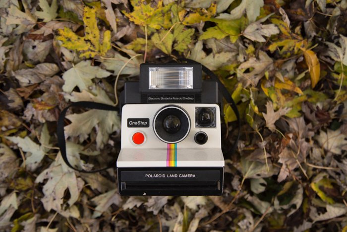 Foto de una cámara Polaroid clásica