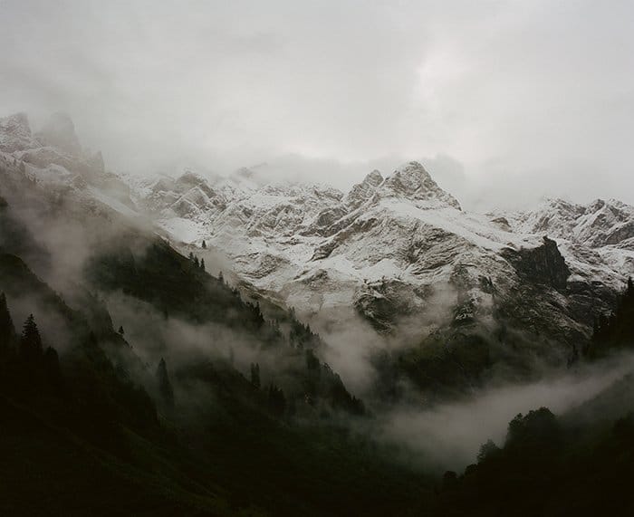 Una foto analógica de un impresionante paisaje montañoso.