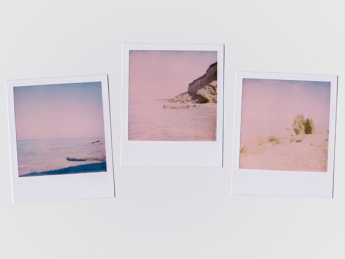 Tres fotos Polaroid con efecto desteñido, reflejos rosas y sombras azules.  fotografía fílmica.