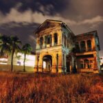 Foto de un antiguo edificio abandonado.