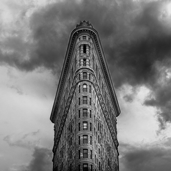Fotografía de arquitectura en blanco y negro de la fachada del edificio Flatiron en Nueva York