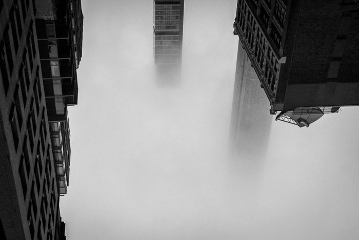 Fotografía de arquitectura abstracta: toma atmosférica de tres edificios que emergen de Manhattan en medio de la niebla.  Nueva York, Nueva York, EE. UU.