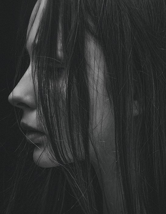 Un retrato de fotografía de bellas artes en blanco y negro de la cara de una niña