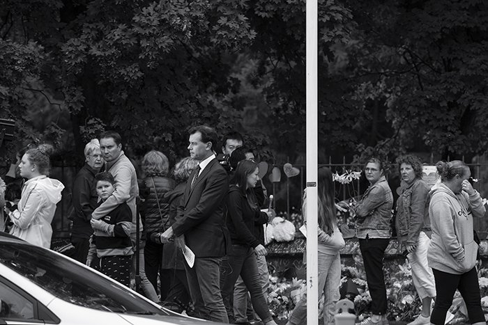 Un reportero de noticias en un homenaje floral en Christchurch, Nueva Zelanda, luego de un ataque terrorista.