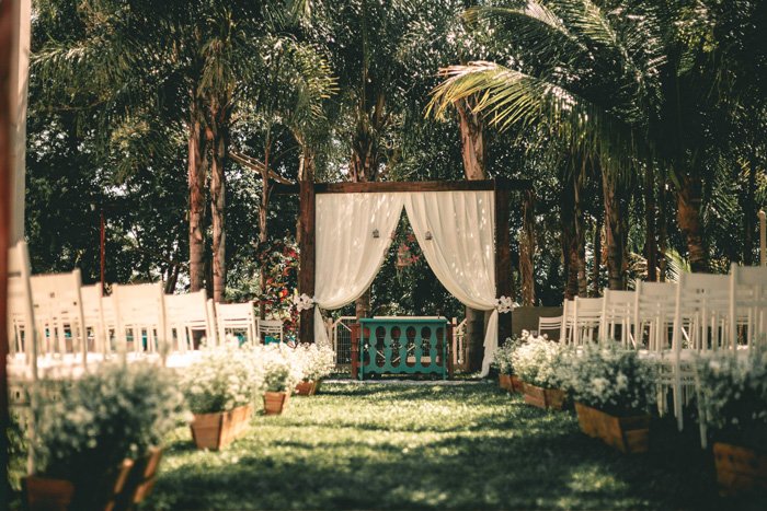 Configuración para una ceremonia de boda al aire libre: fotografía de bodas de bellas artes