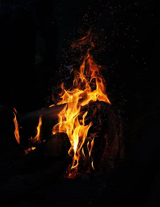 Un incendio fotografiado de noche - imágenes de llamas