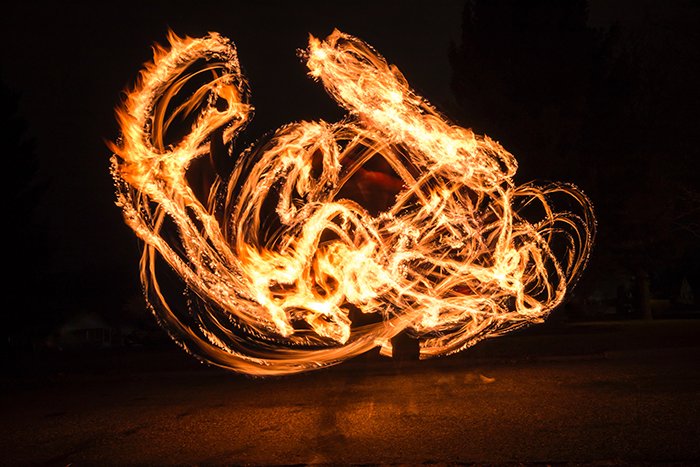 Una fotografía de pintura de fuego en la noche - imágenes de llamas