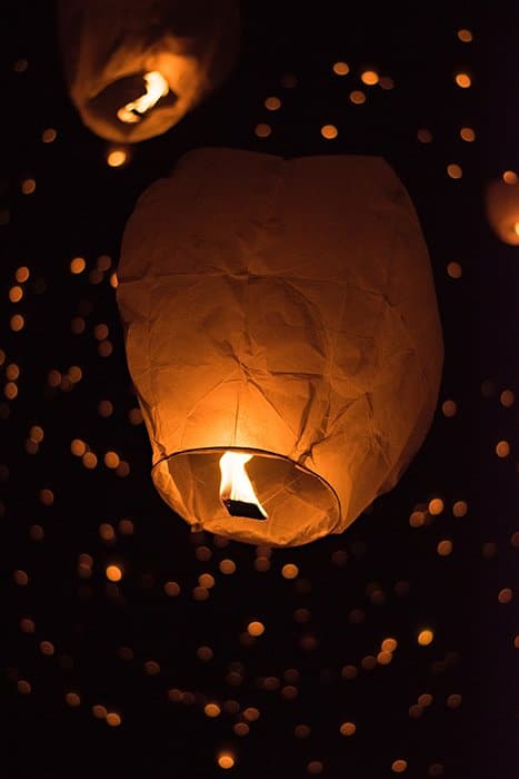 Linternas ascendiendo durante una Lantern Festiva - ideas para fotografía de fuego