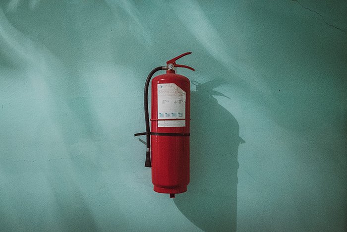 Una boca de incendios unida a una pared verde: consejos para la fotografía de incendios