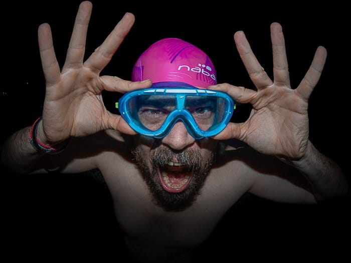 Retrato humorístico de un hombre en equipo de natación disparado con una lente ojo de pez