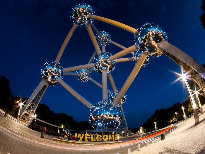 El Atomium de Bruselas fotografiado con un objetivo ojo de pez
