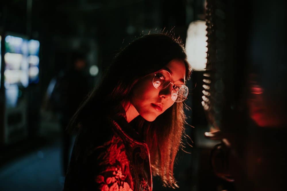 Retrato de fotografía callejera por la noche con iluminación roja