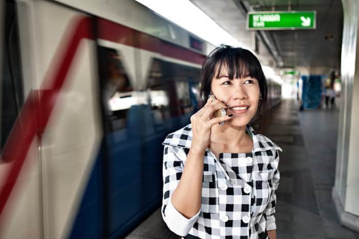 Un retrato fotográfico con flash de una mujer en su teléfono inteligente