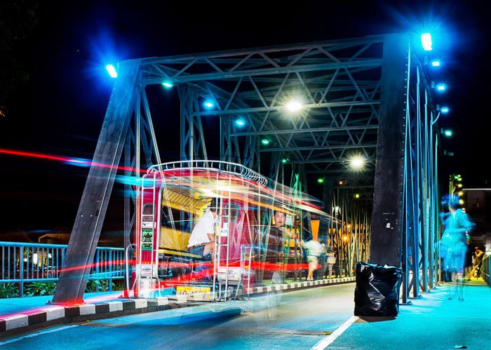 Un puente iluminado de noche con fotografía con flash