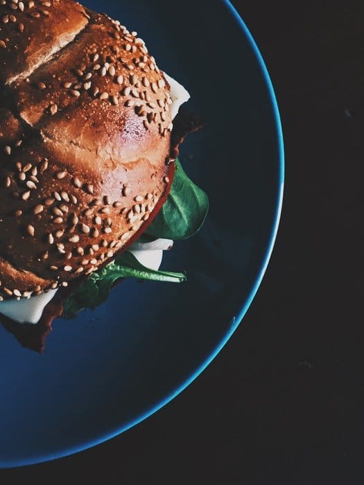 Foto de comida plana de una hamburguesa en un plato