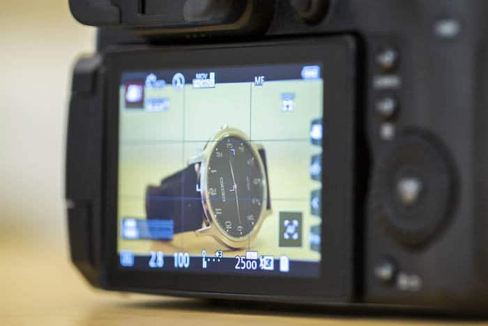 La pantalla digital de una cámara que muestra un reloj en la pantalla