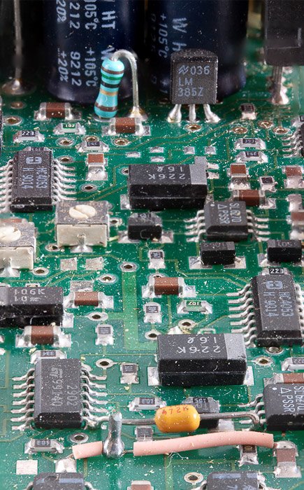 Una fotografía macro nítida de una placa de circuito, después de usar el apilamiento de enfoque en Photoshop