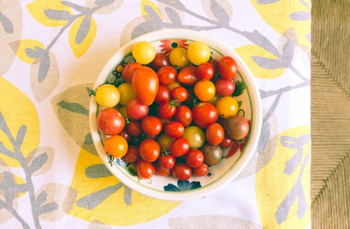 Un bol de tomates con fondo diy usando lino