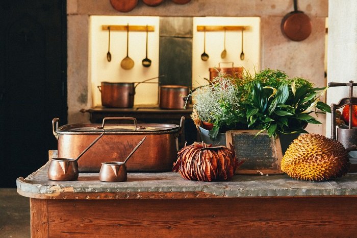 Atrezo para fotografía de comida: Cocina rústica con menaje y comida sobre una encimera